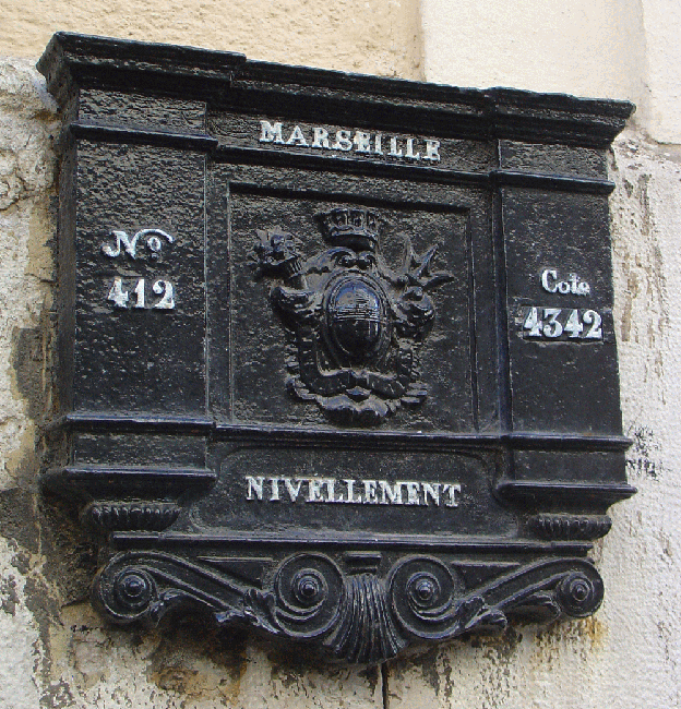 Un des premiers repères de nivellement posé
