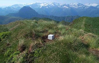 borne géodésique borne en pierre matérialisant un point géodésique sur le terrain