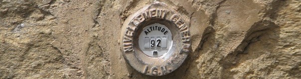 repère de nivellement repère médaillon implanté dans un mur