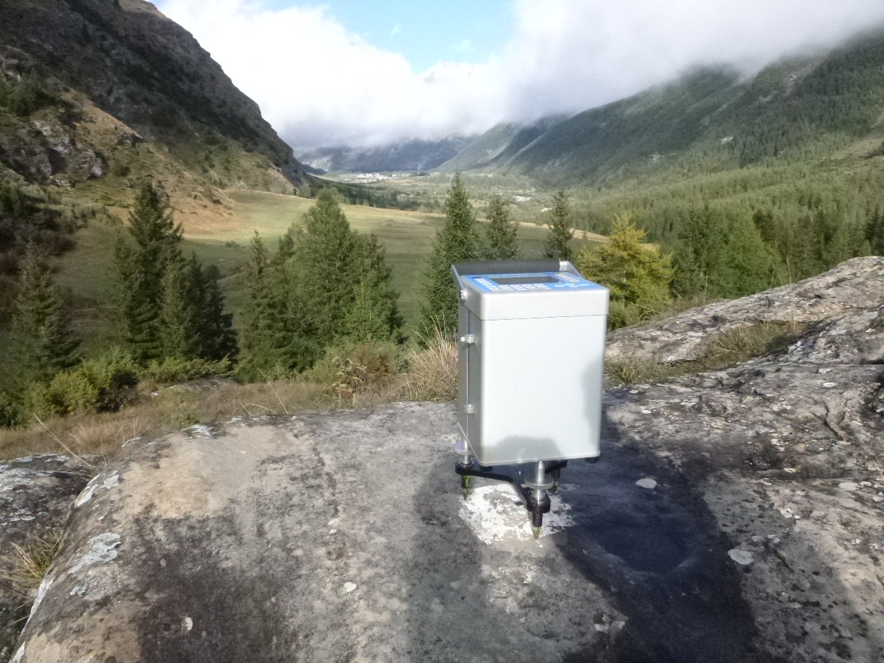 Gravimètre relatif Scintrex CG-5 en station sur un point géodésique à Lanslevillard, en Haute Maurienne (Savoie)