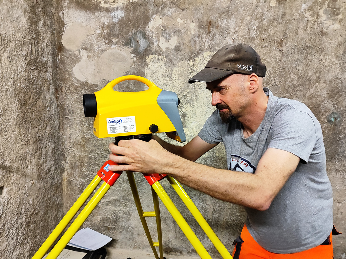 Opérateur réalisant des opérations au niveau, au marégraphe