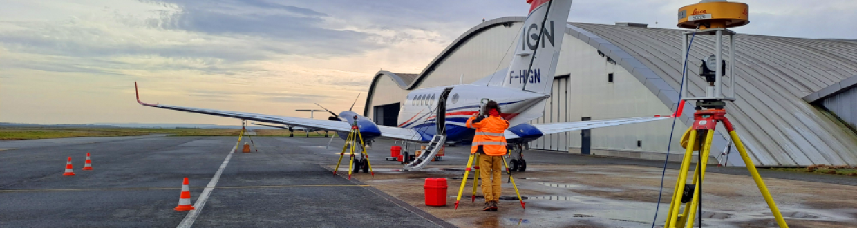 opérations de métrologie autour de l'avion, réalisée sur la piste de Beauvais par un opérateur du SGM.