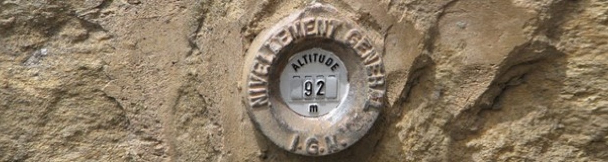 repère de nivellement repère de type médaillon implanté dans un mur
