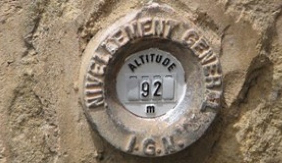 repère de type médaillon implanté dans un mur