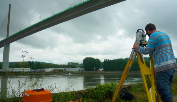 opérateur réalisant des mesures métrologiques sur le pont de Brotonne