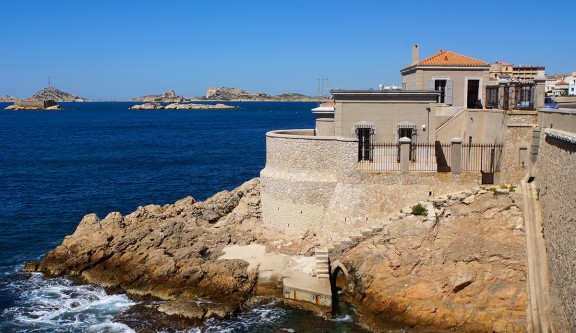 Marégraphe de Marseille en bord de mer méditerranée